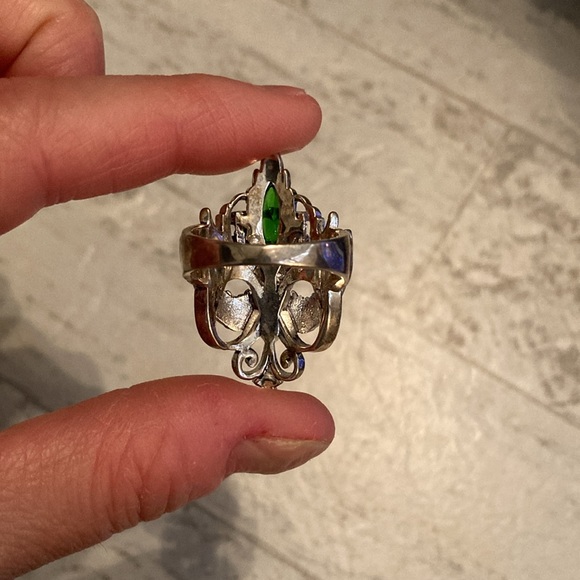 Vintage Style Emerald Bali Mardi Gras Mask Silver Tone Ornate Cocktail Ring - Picture 2 of 7